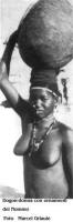 Dogon:donna con ornamenti del "Nommo"