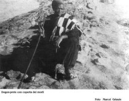 Dogon: prete con coperta dei morti