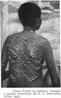 Yombe: donna tatuata