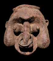Maschera antropomorfa a casco  "Juju" - Wum/Fungom: Regione del Nord-Ovest del Camerun