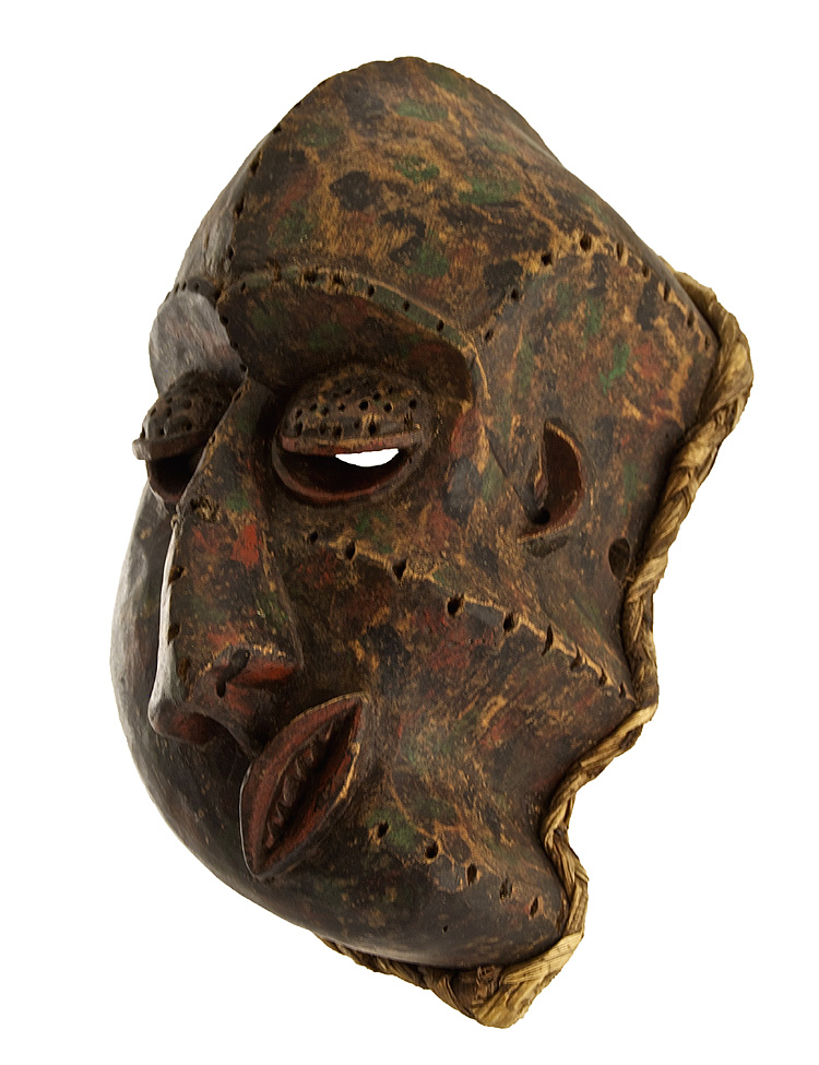 BA-PENDE - Repubblica Democratica del Congo (ex Zaire) - Maschera facciale di malattia. Recenti studi hanno ipotizzato che la forma della maschera possa essere la rappresentazione delle contrazioni del volto durante le crisi epilettiche.